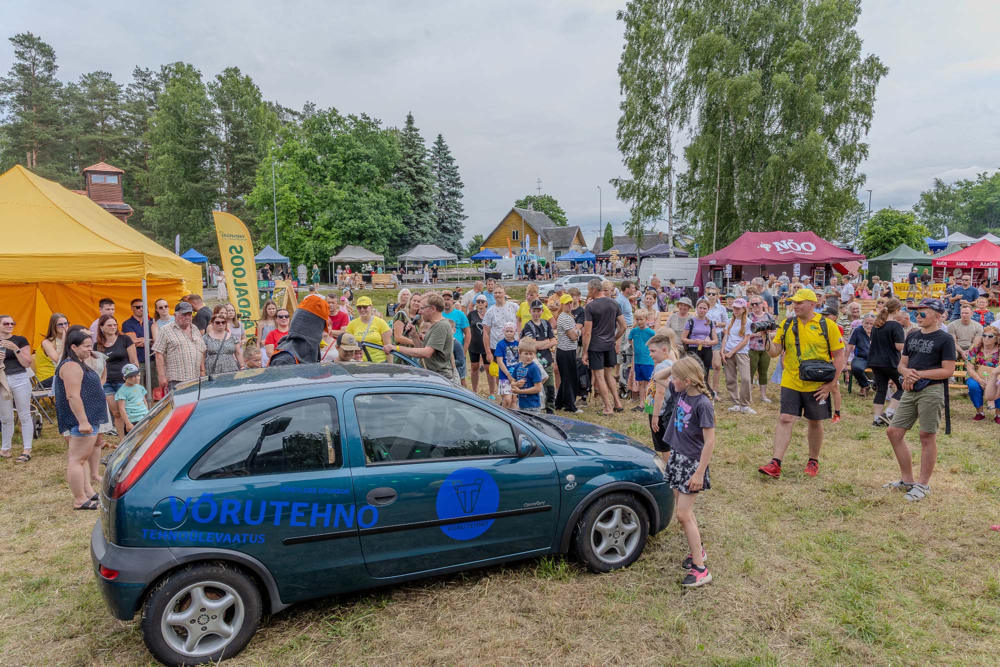 Teise laadapäeva lõuna ajal said osavad ja kiired end proovile panna autosse pugemise võistlusel. Kokku tuli saada kaheksaliikmeline võistkond ning kes kogu seltskonnaga kõige nobedamini VõruTehno autosse suruda suutis, oligi 200eurose auhinna omanik. Foto: AIGAR NAGEL